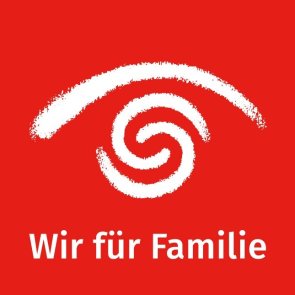 Logo der Familienbildungsstätte, roter Hintergrund mit weißem Auge und weißer Schrift "wir für Familie"